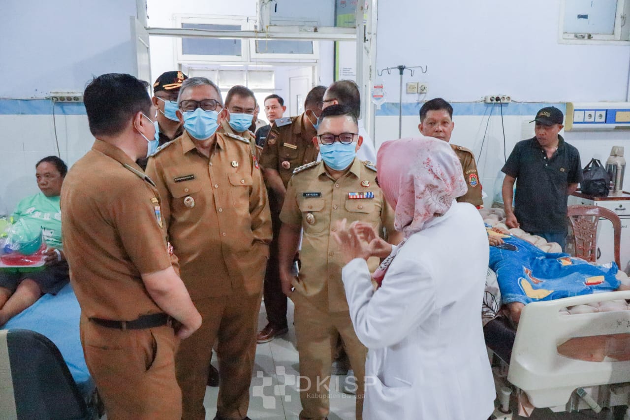 RESMIKAN: Bupati Banggai, Amirudin Tamoreka, meresmikan gedung KRIS RSUD Luwuk, Senin (5/1/2026).(FOTO: NENDRA PRASETYA/RADAR PALU).