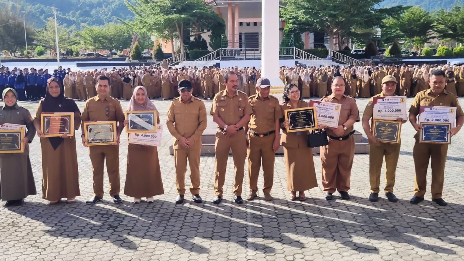 PIAGAM: Pemkab Touna, menyerahkan piagam penghargaan Inovasi Daerah tahun 2025, Senin (5/1/2026).(FOTO: HERIYANTO LIMAHU/RADAR PALU).