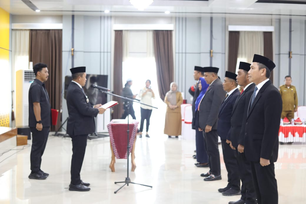 PELANTIKAN: Prosesi pelantikan pejabat pratama oleh Bupati Morowali, Iksan Rauf, Senin sore (5/01/2026).(FOTO: SUPRIYONO/RADAR PALU).