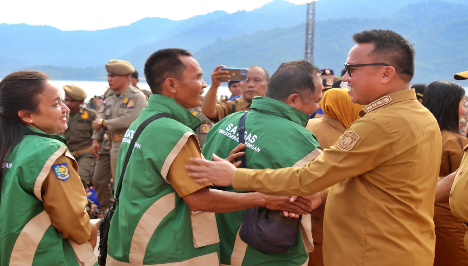 PENYULUH: Bupati Morut Delis Julkarson Hehi, menyalami para penyuluh pertanian di Pelataran Kantor Bupati, Senin (5/1/2026).(FOTO: ISTIMEWA/RADAR PALU)