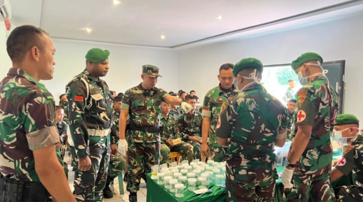 TES URINE: Tampak kegiatan tes urine anggota Yonif TP 825 GYS Morowali, menjalani tes urine.(FOTO: SUPRIYONO/RADAR PALU).
