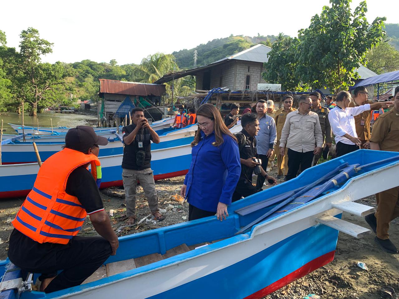 MEMERIKSA: Bupati Donggala, Vera Elena Laruni saat melihat langsung perahu fiber yang diserahkan kepada kelompok nelayan di Dusun Pangga, Senin (29/12/25).(FOTO: UJANG SUGANDA/RADAR PALU).