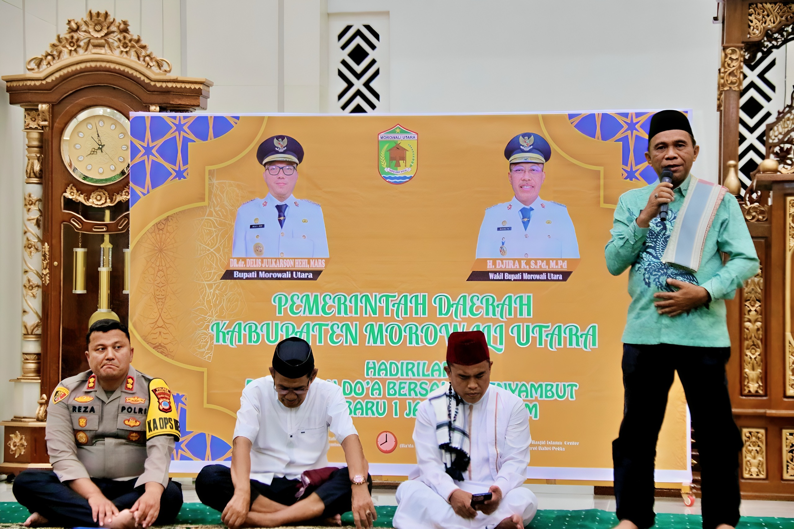 ARAHAN: Sekkab Morut, Musda Guntur, menyampaikan arahan pemerintah aerah sebelum memulai dzikir dan doa bersama pelepasan tahun bertempat di Masjid Islamic Center Kolonodale, Rabu (31/12/2025). (FOTO: