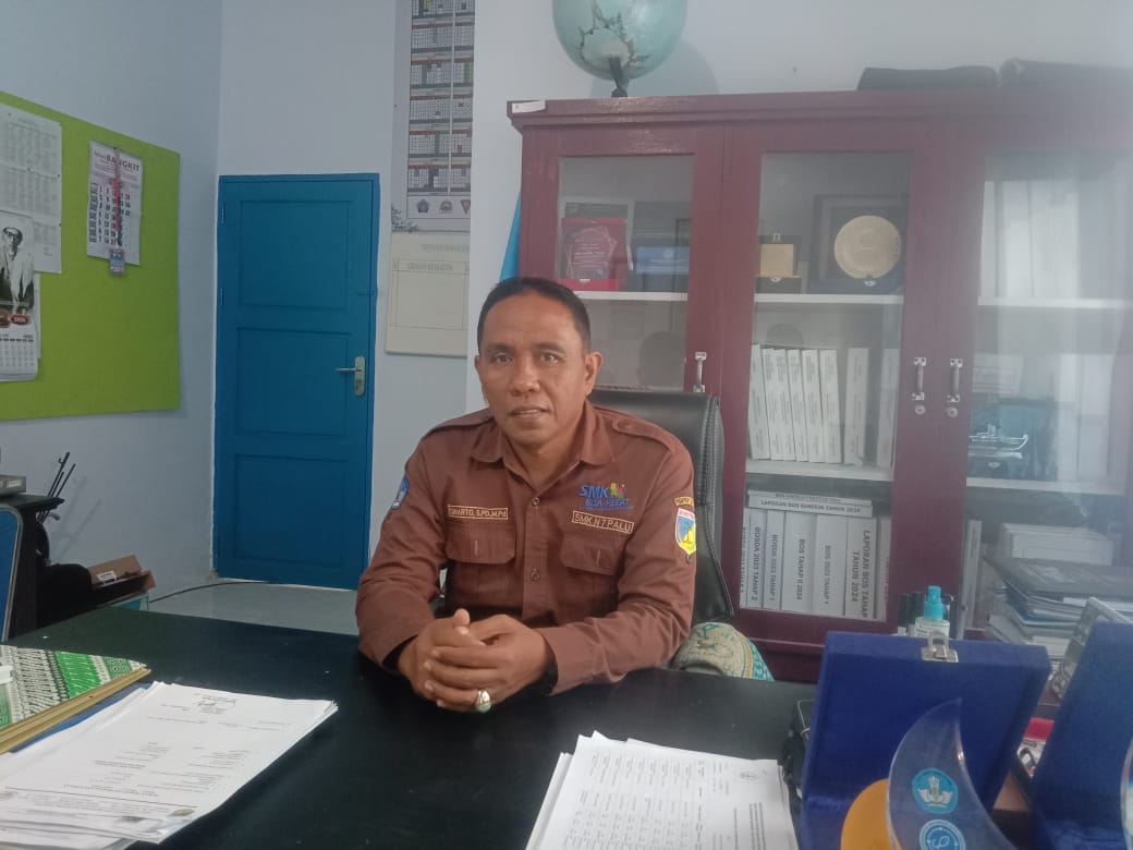 SEMI MILITER : Plt. Kepala SMK Negeri 7 Palu, Sunarto, saat memberikan keterangan terkait pola pembinaan karakter berbasis semi-militer dan penguatan spiritual di lingkungan sekolah maritim tersebut.