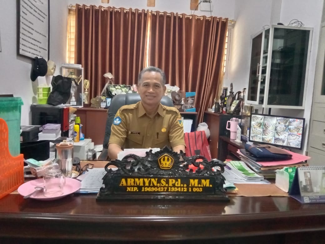 BOARDING SCHOOL : : Plt., sekaligus Kepala Sekolah SMA Negeri Model Terpadu Madani (SMADANI) Palu Armyn, S.Pd., M.M. saat ditemui di kantornya, Senin (29/12/2025).