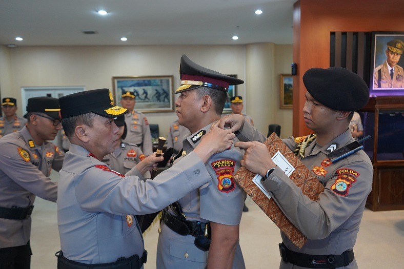 Kapolda Sulawesi Tengah Irjen Pol Dr Endi Sutendi melantik Kombes Pol Hari Rosena sebagai Kapolresta Palu di ruang kerja Kapolda Sulteng.