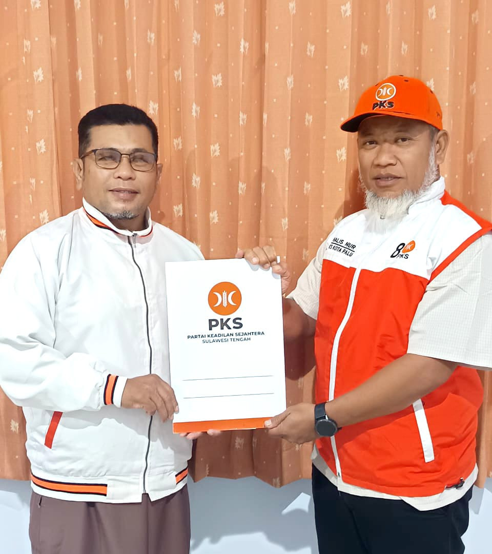 RELAWAN: Kabid KBN DPW PKS Sulteng, Iwan Rifai menyerahkan Surat Tugas relawan kepada Nurhalis, Selasa (6 Desember 2026).(FOTO: HUMAS DPD PKS SULTENG/RADAR PALU).
