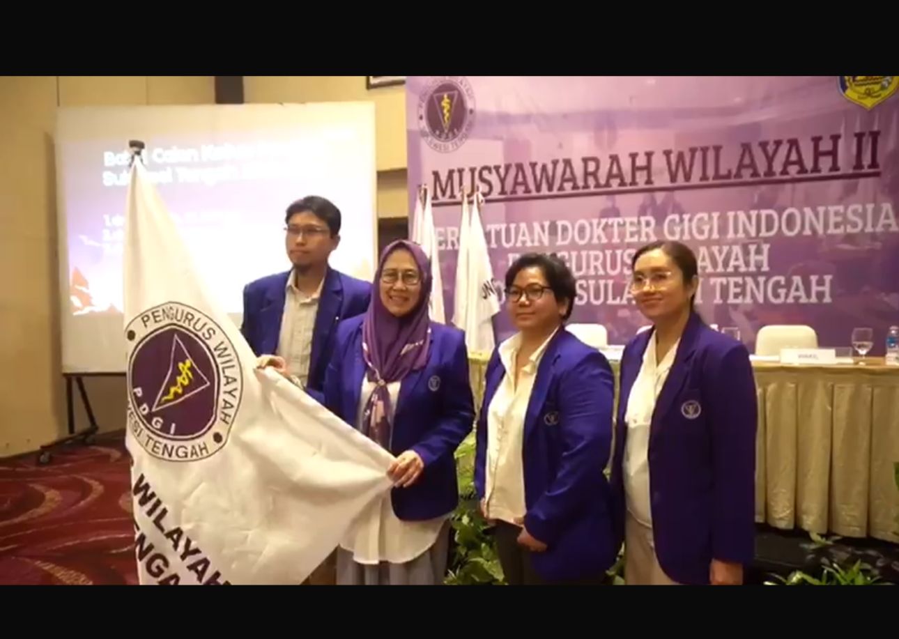 Ketua PDGI Sulteng terpilih drg Emma Sukmawati (dua dari kiri) saat menerima bendera PDGI Sulteng usai terpilih sebagai ketua dalam Muswil II PDGI Sulteng, beberapa waktu lalu.