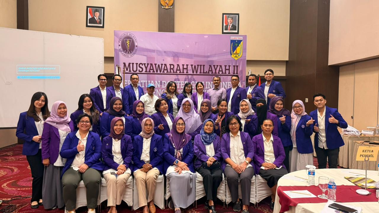 USAI MUSWIL II: Peserta Muswil II PDGI Sulteng usai melaksanakan pemilihan Ketua PDGI Sulteng yang baru beberapa waktu lalu, dan terpilih drg Emma Sukmawati. Tampak pula suasana keakraban usai Muswil.