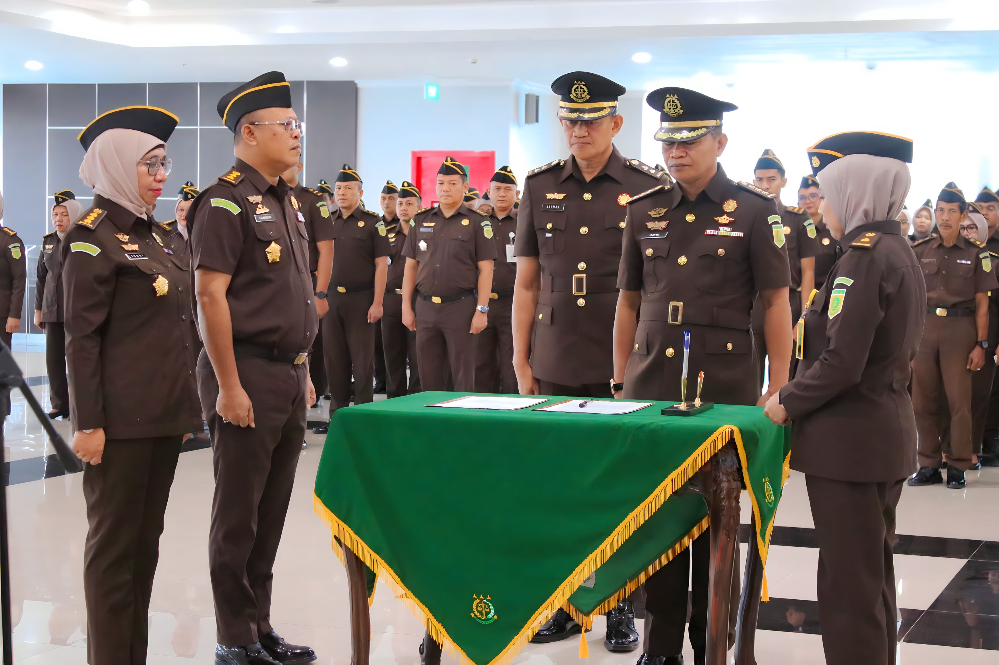 Kepala Kejaksaan Tinggi Sulawesi Tengah Nuzul Rahmat melantik dan mengambil sumpah jabatan Asisten Pengawasan dan Asisten Intelijen.