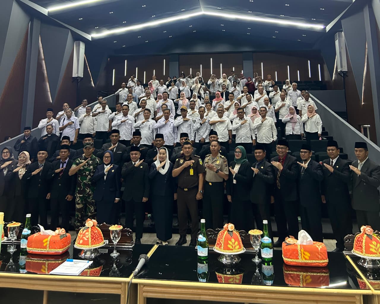 Sejumlah pejabat yang dilantik foto bersama Walikota Palu Hadianto Rasyid dan Forkopimda