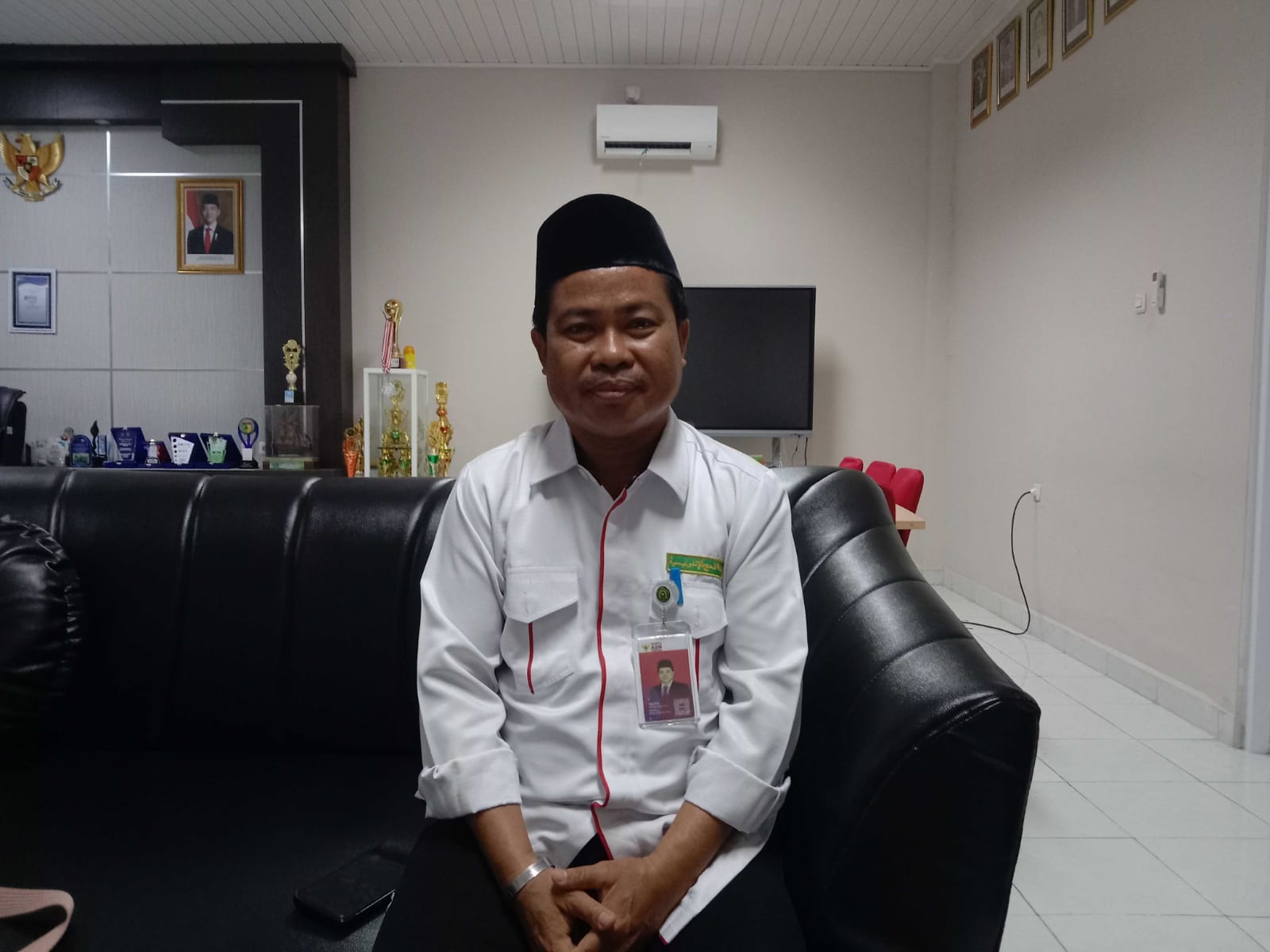 Kepala Madrasah (Kamad) Dr. H. Taufiq S.Ag. M.Ag., MAN 2 Kota Palu saat memaparkan program Rumah Khatib, Selasa (23/12/2025).