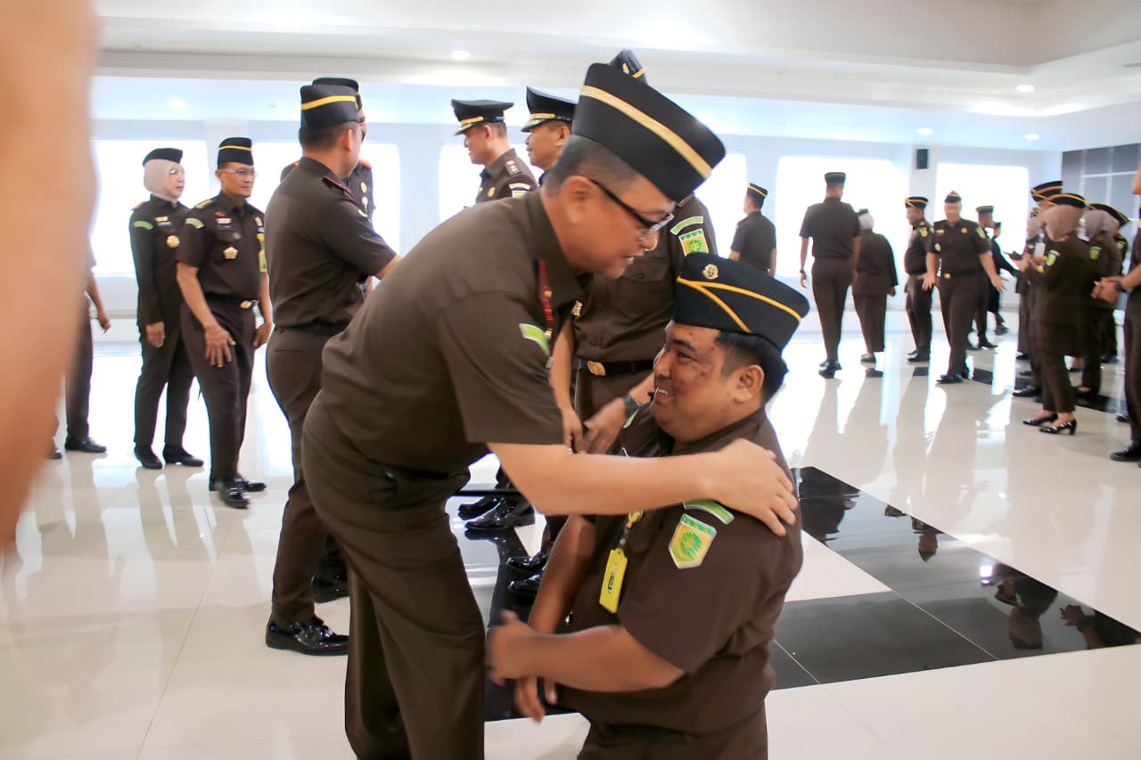 Kepala Kejaksaan Tinggi Sulawesi Tengah, Nuzul Rahmat R, S.H., M.H. melantik Dr. Musafir sebagai Asisten Pengawasan dan Salman sebagai Asisten Intelijen di Aula Aziz Lamadjido, Palu.