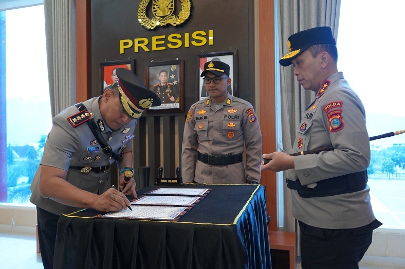 Kapolda Sulawesi Tengah Irjen Pol Dr Endi Sutendi melantik Kombes Pol Hari Rosena sebagai Kapolresta Palu di ruang kerja Kapolda Sulteng.