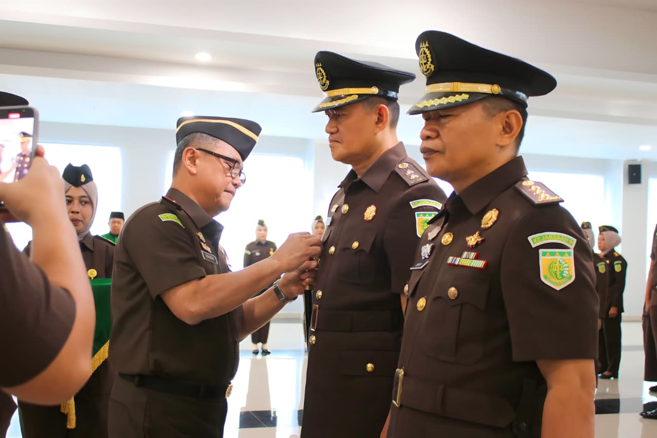 Kepala Kejaksaan Tinggi Sulawesi Tengah, Nuzul Rahmat R, S.H., M.H. melantik Dr. Musafir sebagai Asisten Pengawasan dan Salman sebagai Asisten Intelijen di Aula Aziz Lamadjido, Palu.