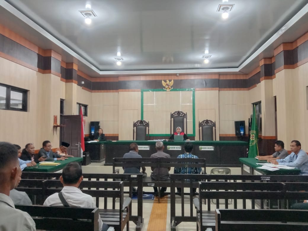 SIDANG: Suasana sidang sengketa lahan yang diadili di PN Parimo.(FOTO: ADE SAFITRI/RADAR PALU).