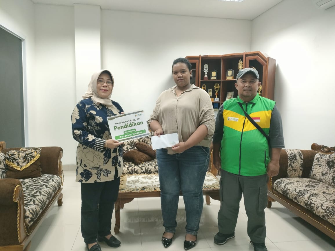 Penyerahan bantuan UKT oleh YAKESMA Sulteng kepada mahasiswa FISIP Untad asal Sumatera, disaksikan Wakil Dekan FISIP Untad Rismawati