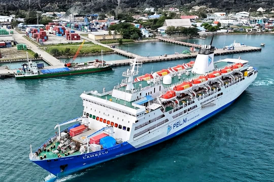 PUSAT TRANSPORTASI LAUT :&nbsp; Suasana di Pelabuhan Pantoloan saat kapal hendak meninggalkan pelabuhan, belum lama ini.