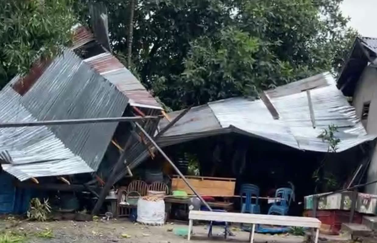 RUSAK : Rumah warga di Kelurahan Kawatuna tampak mengalami kerusakan pada bagian atap setelah diterjang angin kencang yang melanda Kota Palu.