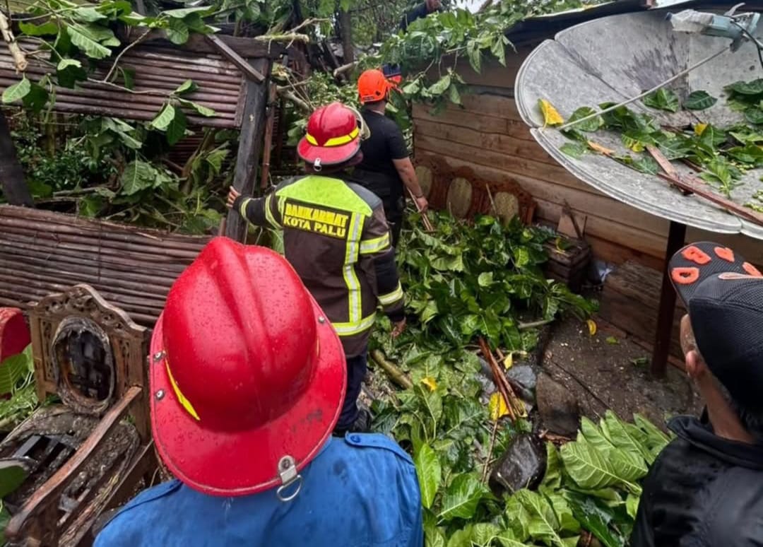 RUSAK : Rumah warga di Kelurahan Kawatuna tampak mengalami kerusakan pada bagian atap setelah diterjang angin kencang yang melanda Kota Palu.