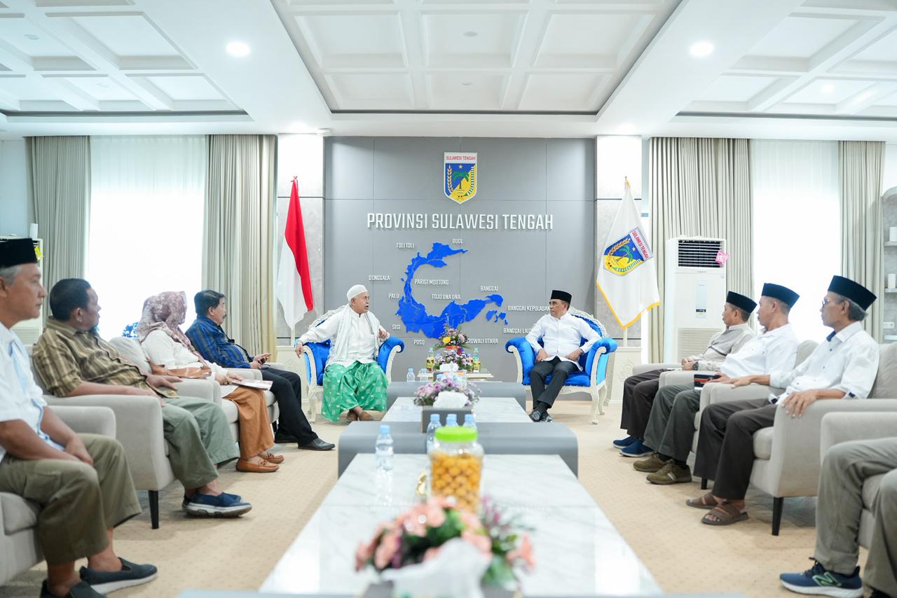 Gubernur Sulawesi Tengah Anwar Hafid saat menerima audiensi Forum Likuefaksi Balaroa membahas rencana Memorial Park kawasan terdampak likuefaksi.
