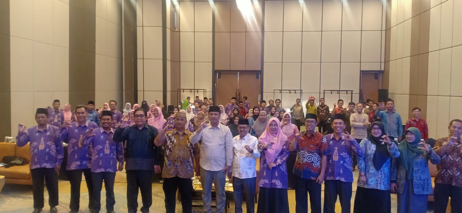 PESERTA: Tampak peserta optimalisasi EMIS M.Ts foto bersama dengan Kakanwil Kemenag Sulteng H. Junaidin Abdullah.(FOTO: ISTIMEWA/RADAR PALU).