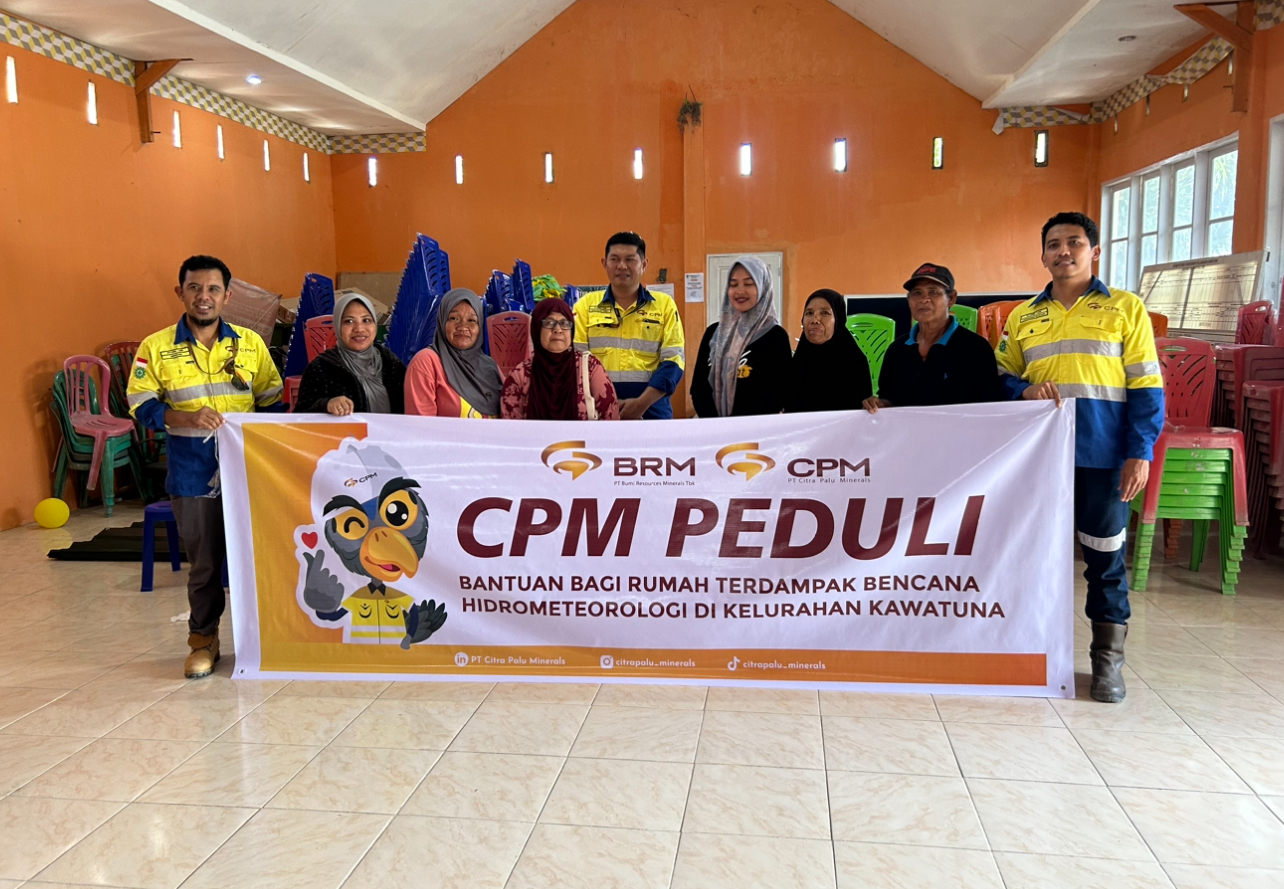 PT Citra Palu Minerals (CPM) menyerahkan secara simbolis bantuan bahan bangunan kepada warga Kelurahan Kawatuna.