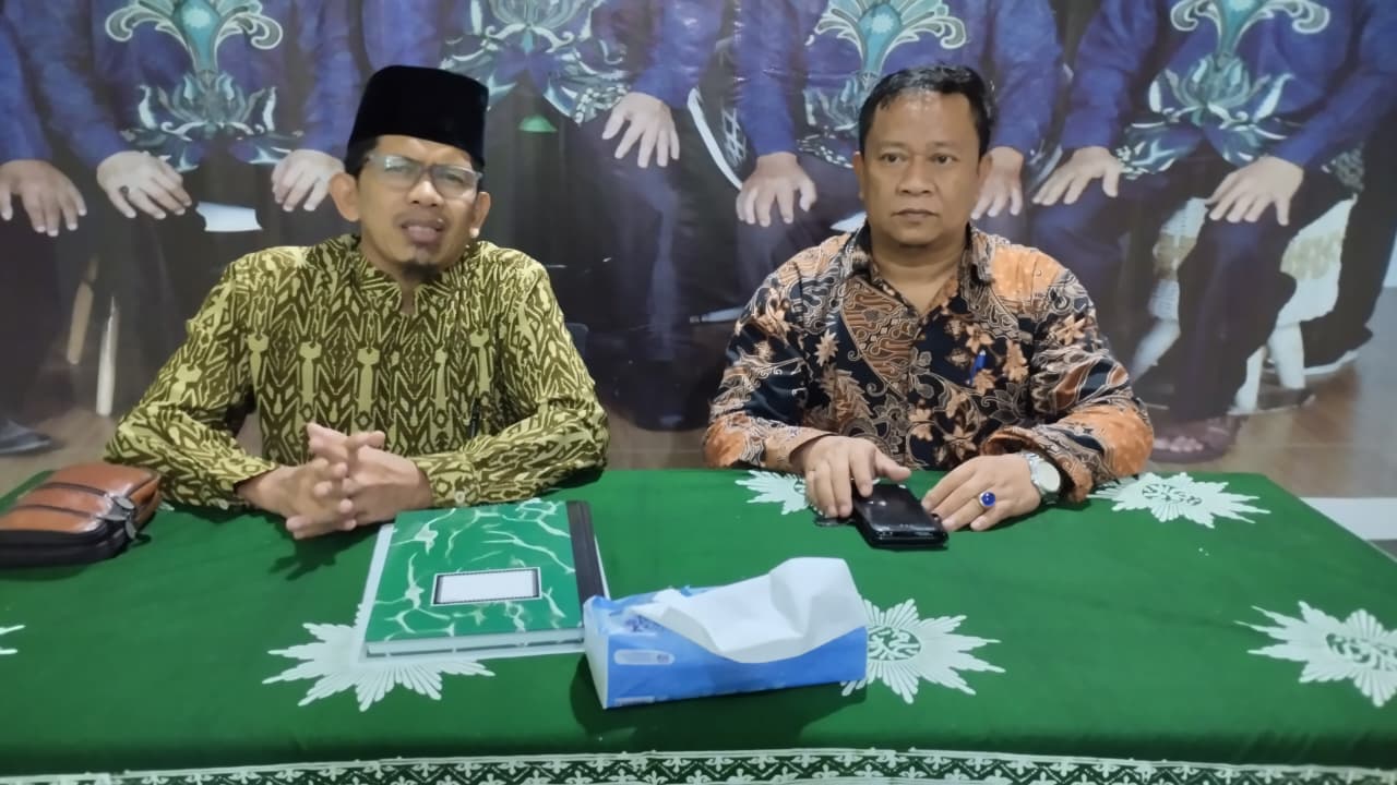 DIDAMPINGI: Ketua PW Muhammadiyah Sulteng, Muh. Amin Parakkasi (kiri) didampingi Ketua Dewan Syariah Lazismu Sulteng, Burhanuddin.(FOTO: ISTIMEWA/RADAR PALU).