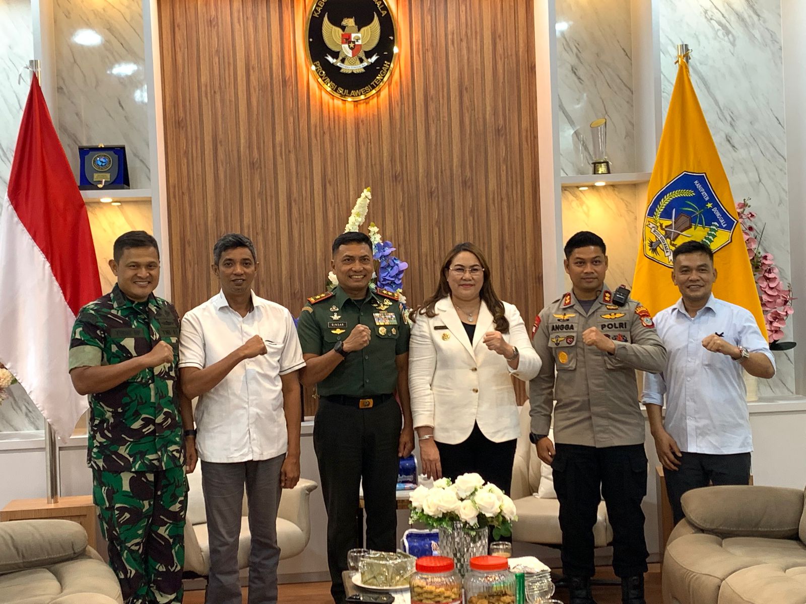 SILATURAHMI : Pangdam Palaka Wira XXIII, Mayjend Jhonatan saat foto bersama dengan Bupati Donggala, Vera Elena Laruni didampingi Forkopimda, Rabu (7/1/2026). (FOTO: UJANG SUGANDA/RADAR PALU).