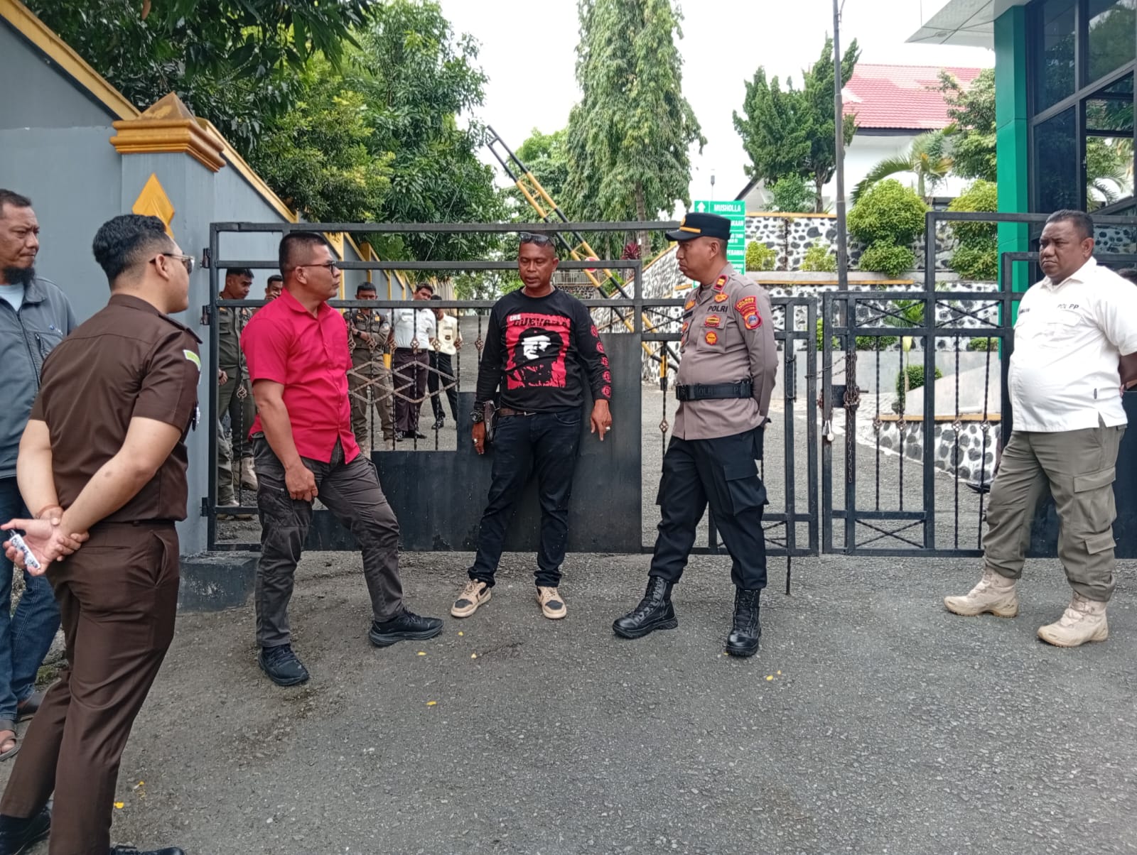 DEMO : Masa aksi saat menyampaikan aspirasi di depan kantor Kejari Donggala, Rabu (7/1/26).(FOTO: UJANG SUGANDA/RADAR PALU).