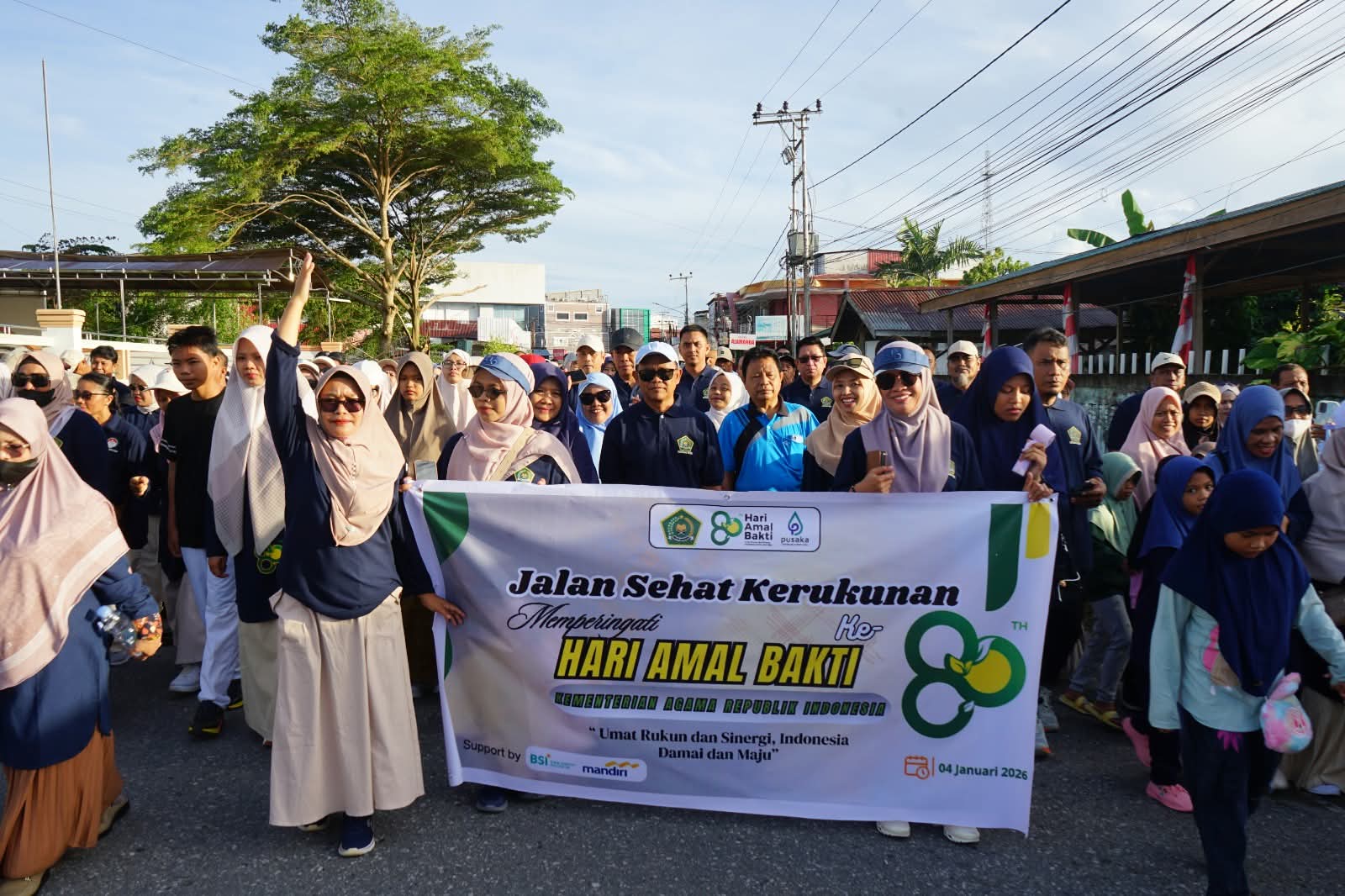 MELEPAS: Asisten Administrasi Umum Pemkab Poso, H. Sukimin, melepas ratusan peserta jalan sehat, Minggu (4/1/2026).(FOTO: ISTIMEWA/RADAR PALU).