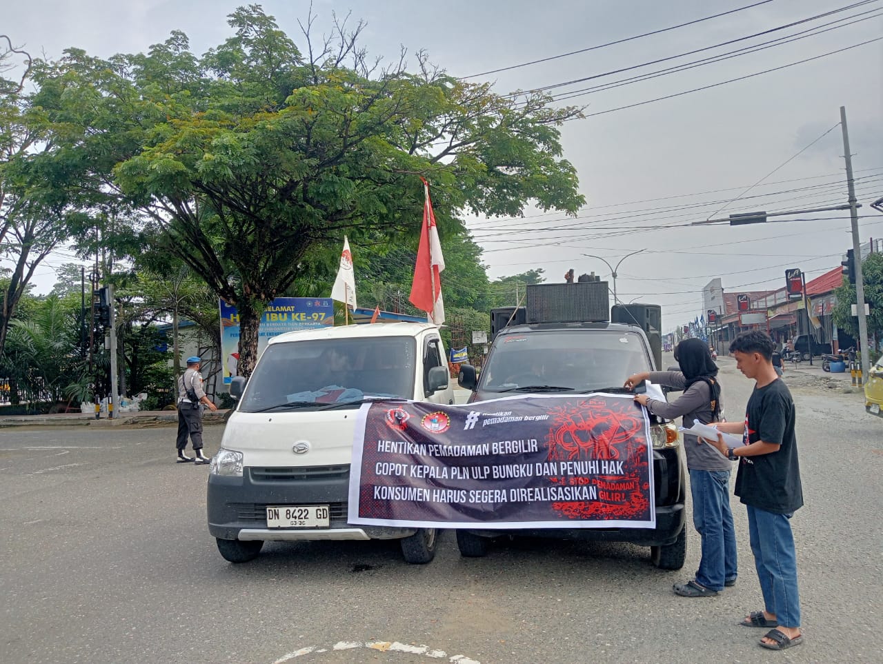 DEMO: GRD-KK Morowali saat menggelar demo mempertanyakan pemadaman listrik di Morowali.(FOTO: SUPRIYONO/RADAR PALU).