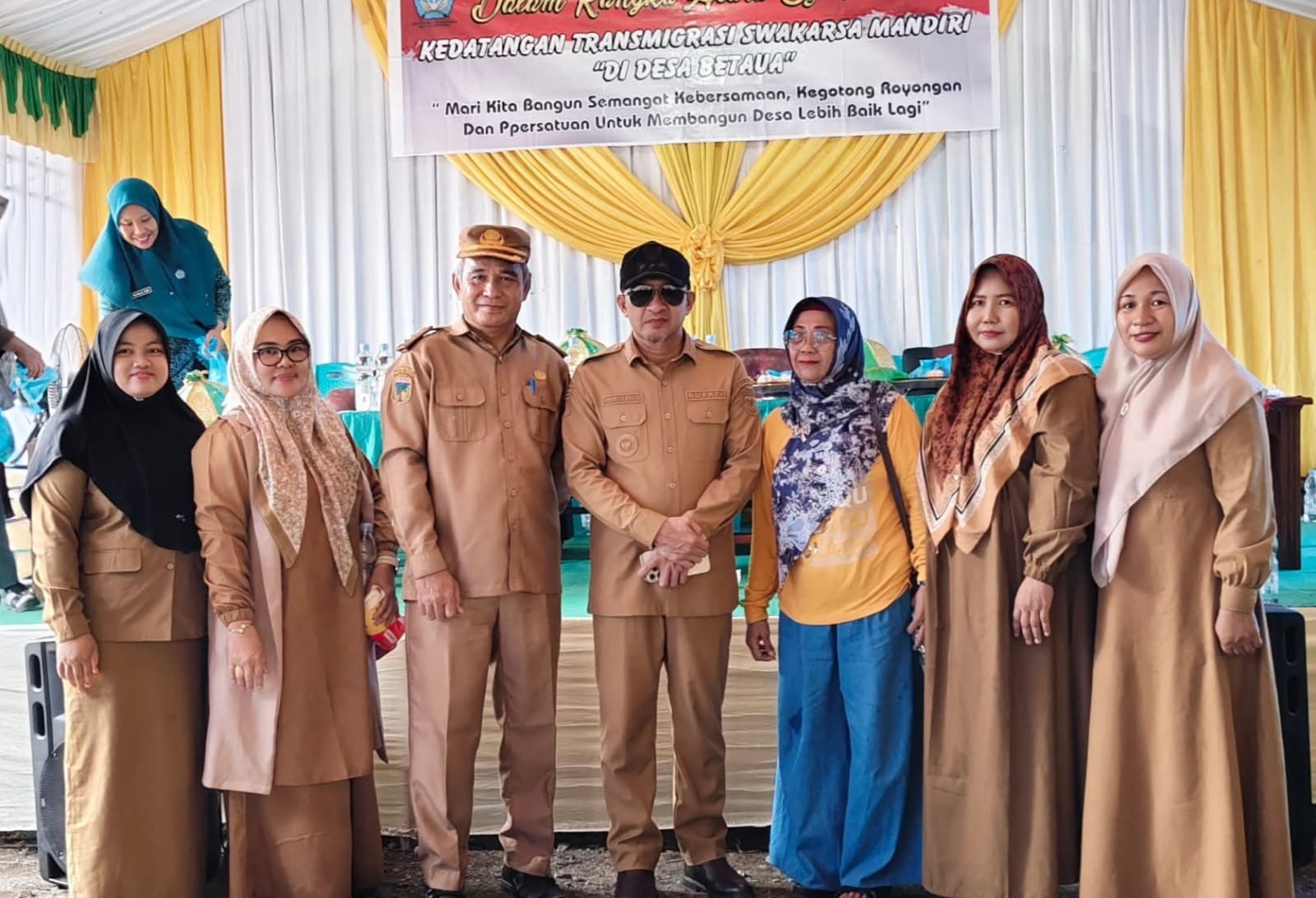 SYUKURAN: Bupati Touna, Ilham Lawidu, menghadiri syukuran 17 tahun kedatangan warga transmigrasi swakarsa mandiri asal Kabupaten Trenggalek, Jawa Timur, Rabu (7/1/2026).(FOTO: HERIYANTO LIMAHU).