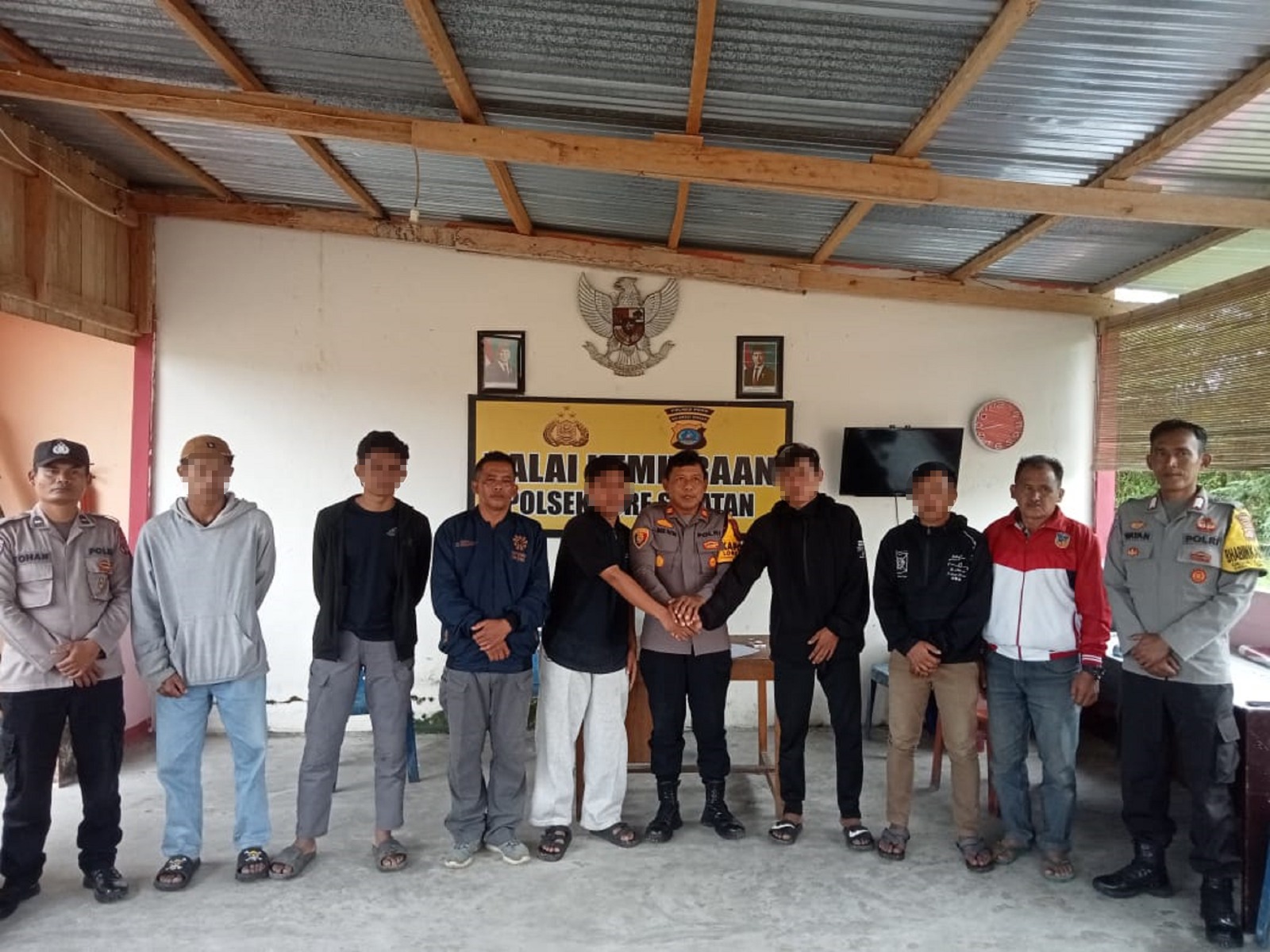 PERDAMAIAN: Suasana mediasi perdamaian warga Desa Gintu-Bulili.(FOTO: BUDIYANTO WIHARTO/RADAR PALU).