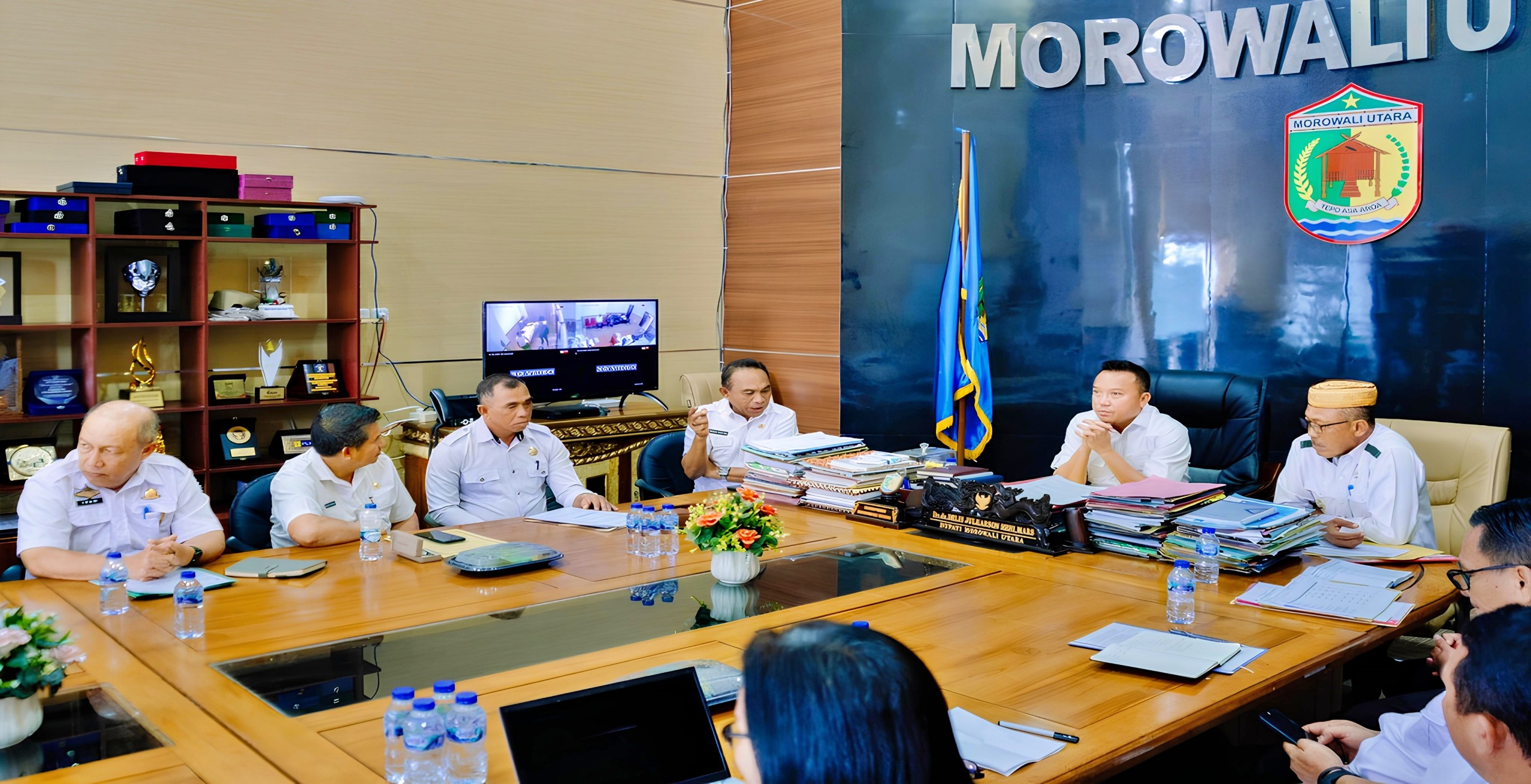 RAPAT: Ekpresi Bupati Morut Delis Julkarson Hehi memimpin rapat evaluasi capaian target PAD 2025 yang hanya menyentuh angka 52,55 persen. (FOTO: ISTIMEWA/RADAR PALU)