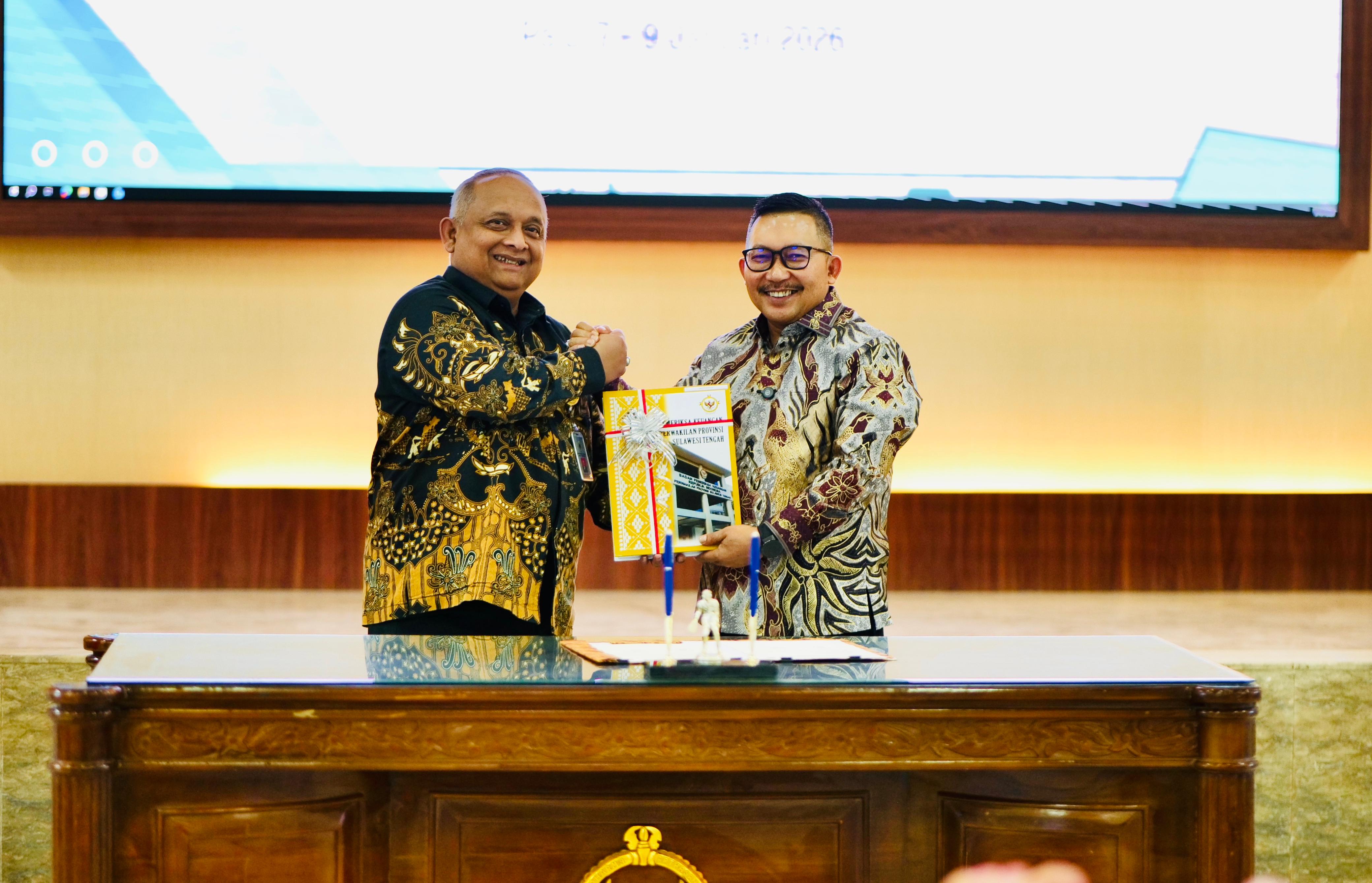 MENYERAHKAN: BPK Sulteng menyerahkan LHP kepada Bupati Banggai Amirudin Tamoreka.(FOTO: NENDRA PRASETYA/RADAR PALU).