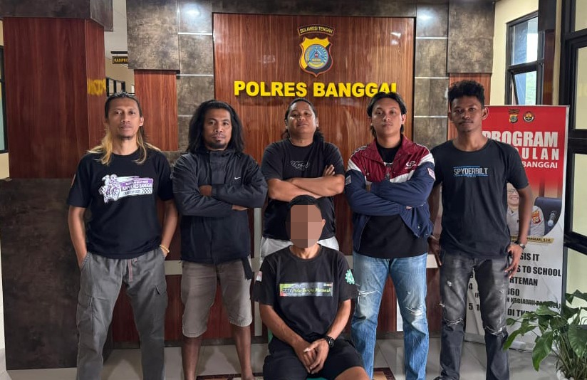POLISIKAN: Tersangka saat dikawal polisi.(FOTO: NENDRA PRASETYA/RADAR PALU).