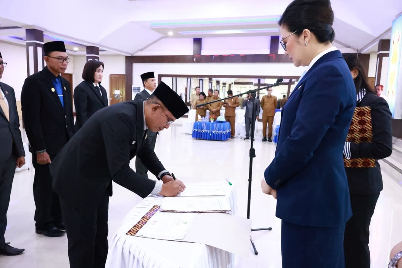 PELANTIKAN: Inilah para pejabat baru eselon dua Pemkab Poso yang dilantik.(FOTO: BUDIYANTO WIHARTO/RADAR PALU).
