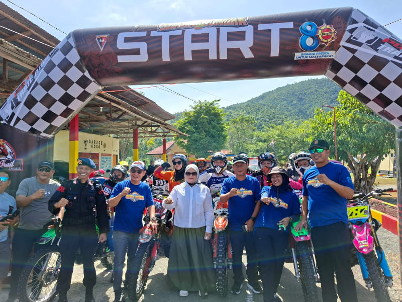 ADVENTURE: Wabup Touna Hj. Surya Lapasiri, melepas peserta trail adventure menjelajahi Sungai Bongka, Sabtu (10/1/2026).(FOTO: HERIYANTO LIMAHU/RADAR PALU).