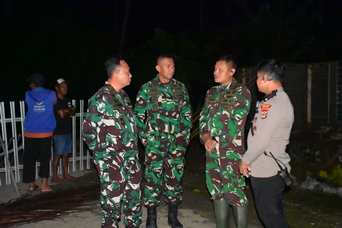 MENINJAU: Danrem 132 Tadulako Brigjen TNI Deni Gunawan, bersama Dandim Kota Palu, Kapolres Donggala dan Kasi Ops Korem 132/Tdl, turun langsung ke lokasi.(FOTO: ISTIMEWA/RADAR PALU).