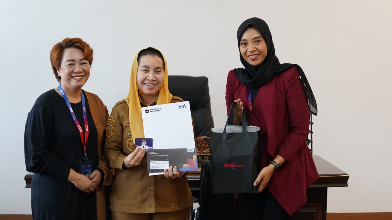 SILATURAHMI: Penyerahan buku tabungan Bank Tabungan Negara (BTN) secara simbolis kepada Wakil Wali Kota Palu, Imelda Liliana Muhidin pada Senin (12/1/2026).