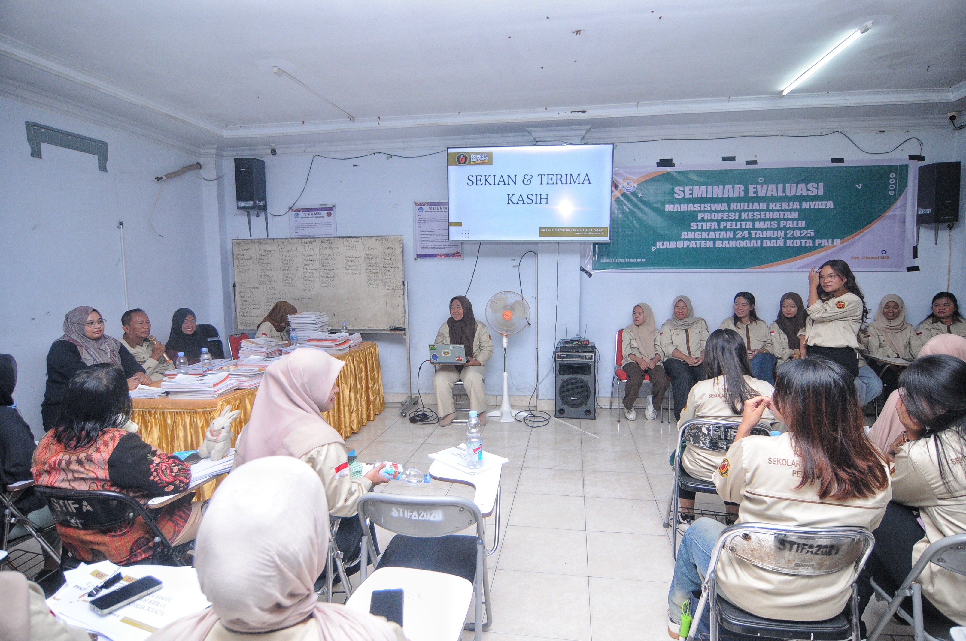 TERCAPAI 100 PERSEN : Seminar Evaluasi KKN Profesi Kesehatan Sekolah Tinggi Ilmu Farmasi (STIFA) Pelita Mas Palu Angkatan XXIV Tahun 2025, Senin (12/1/2026).
