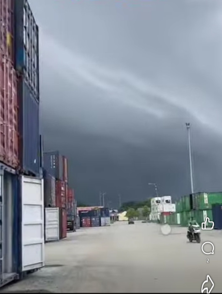 Penampakan awan di sekitar Pelabuhan Pantoloan, Minggu (11/1/2026), sesaat sebelum hujan dengan intensitas deras mengguyur wilayah Kota Palu.