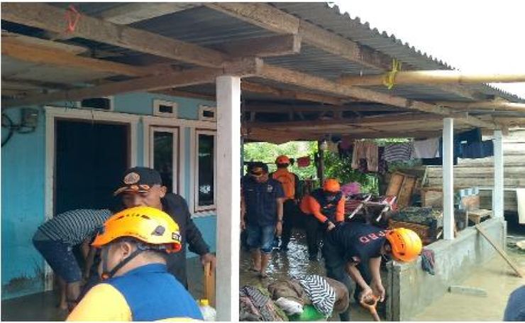 Petugas gabungan BPBD dan relawan melakukan pembersihan rumah warga pascabanjir di Kelurahan Baiya, Kecamatan Tawaeli, Kota Palu, Sulawesi Tengah, Senin (12/1/2026).