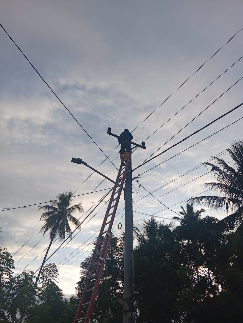 Proses pemulihan dilakukan bertahap dengan mempertimbangkan tingkat kerusakan serta keamanan petugas di lapangan.