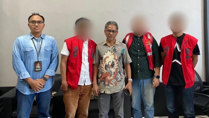 Ketiga tersangka, dua direksi Perumda Palu bersama seorang rekanan, resmi ditahan penyidik Kejari Palu terkait dugaan korupsi penyertaan modal Rp3 miliar.