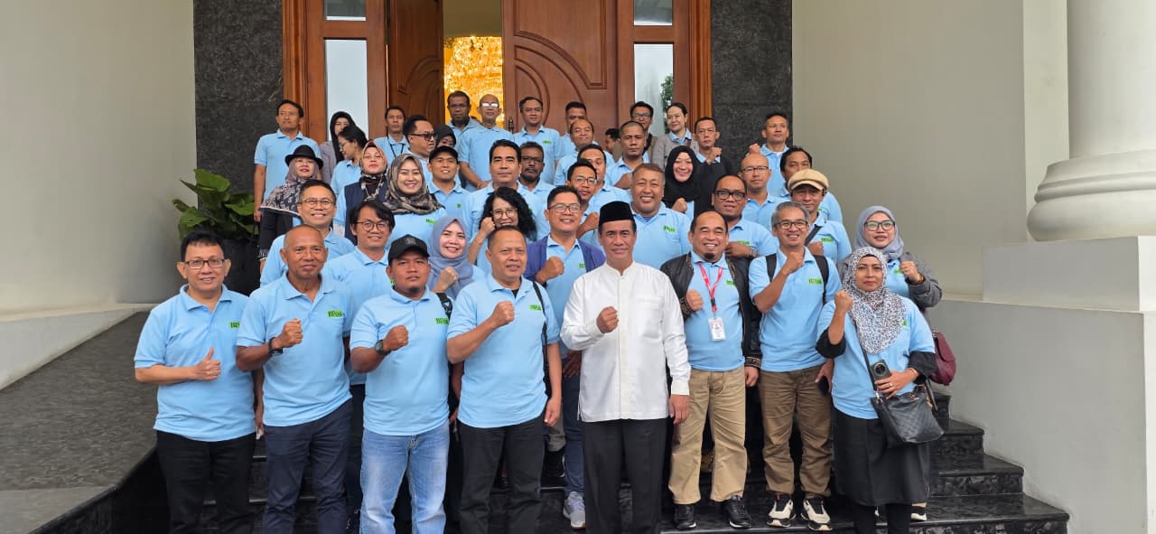 Menteri Pertanian Andi Amran Sulaiman foto bersama usai berdiskusi dengan dengan pimpinan Jawa Pos Group, Minggu (11/1/2026).