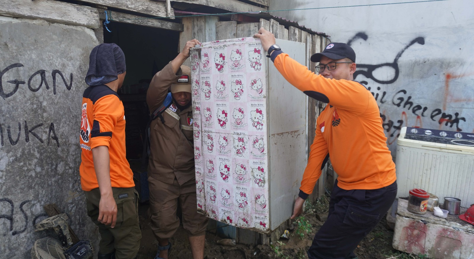 BERSIH: Dengan dukungan Relawan PKS, rumah-rumah warga menjadi bersih. Saling bahu-membahu.(FOTO: HUMAS DPW PKS SULTENG/RADAR PALU).