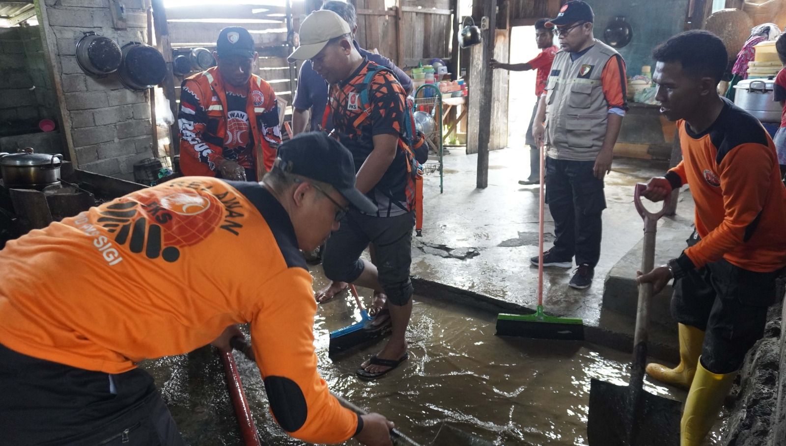 RELAWAN: Tampak relawan PKS yang dipimpin langsung Kabid KBN, Iwan Rifai serta Sekretaris MPW PKS Sulteng, Ahmad Aco turun membersihkan rumah-rumah warga di Dusun III Desa Wani, Kabupaten Donggala.(FO