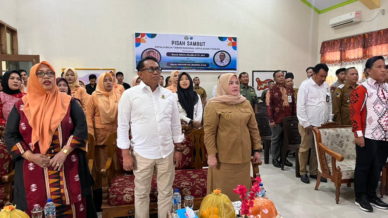 PISAH SAMBUT: Wabup Touna, Hj. Surya Lapasiri menghadiri acara pisah sambut kepala BTNKT yang lama dengan yang baru, Senin (12/1/2026).(FOTO: HERIYANTO LIMAHU/RADAR PALU).